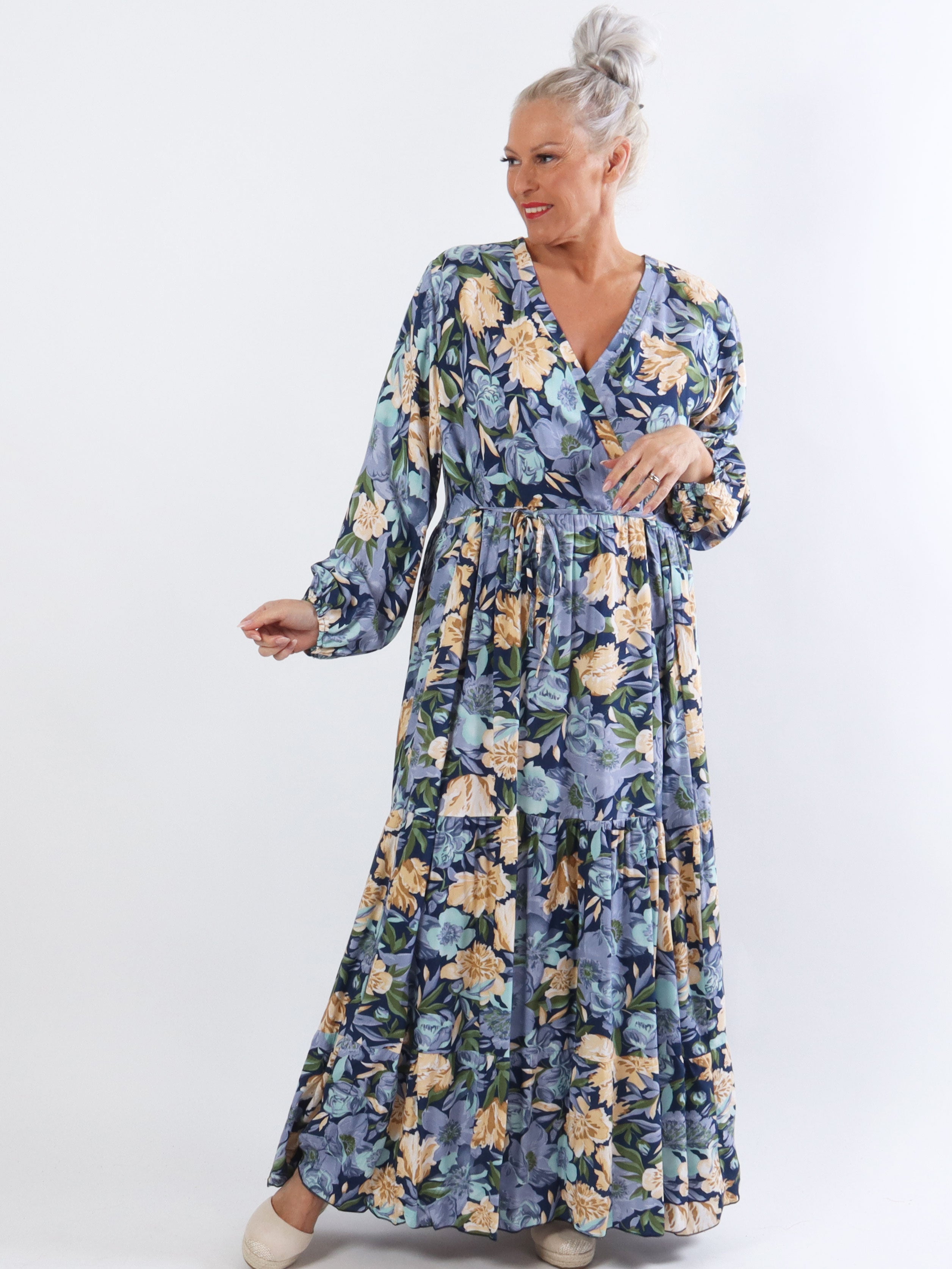 Alasca - Lang plus size kjole i blomstret stof med bindebånd